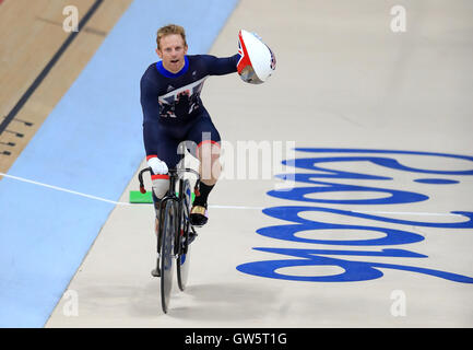 Großbritanniens Jody Cundy feiert Sieg der Mixed C1-5 750m Team Sprint Final während des vierten Tages der Rio Paralympischen Spiele 2016 in Rio De Janeiro, Brasilien. Stockfoto