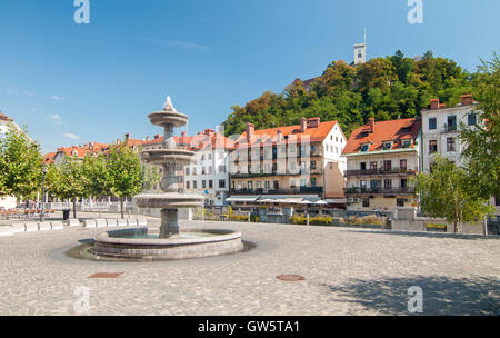 Brunnen am neuen Platz und Ljubljanas Schloss im Hintergrund, Ljubljana, Slowenien Stockfoto