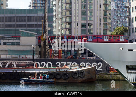 Personen auf einem Schiff andocken in Canary Wharf London Stockfoto