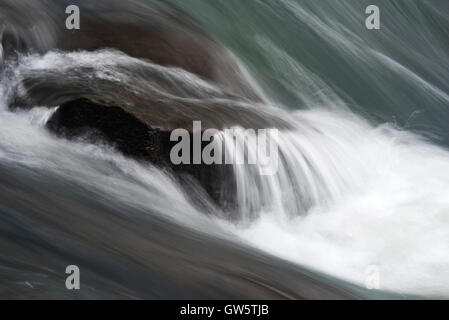 Das Bild des Streams in Bhandardara, Maharashtra, Western Ghats, Monsun, Indien Stockfoto