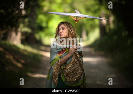 Wie verrückt ist ein 2016 italienischer Film von Paolo Virzì, starring Valeria Bruni Tedeschi und Micaela Ramazzotti gerichtet. Es erzählt die Geschichte von zwei Frauen mit unterschiedlichen Hintergründen, die Freunde werden während der Behandlung in einer psychiatrischen Anstalt.  Dieses Foto ist nur zu redaktionellen Zwecken und unterliegen dem Copyright von der Filmgesellschaft und/oder der Fotograf von dem Film oder der Firma zugeordnet und kann nur durch Veröffentlichungen im Zusammenhang mit der Förderung der oben genannten Film reproduziert werden. Eine obligatorische Gutschrift auf die Filmgesellschaft ist erforderlich. Der Fotograf sollte auch angerechnet werden, wenn known.be gutgeschrieben Stockfoto