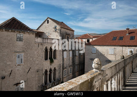 An der Fassade des Grand Cipiko Palace mit seinen verzierten venezianischen Gotik drei-Licht-Fenstern anzeigen. Trogir, Altstadt, Kroatien. Stockfoto