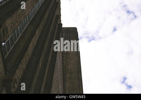 Ansicht des Hauptgebäudes der Tate Modern in der Londoner South Bank. Stockfoto