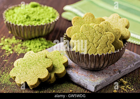 Matcha-Grüntee-Cookies auf einem Holztisch Stockfoto