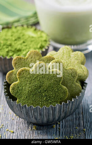 Matcha grünen Tee Latte und Cookies auf einem hölzernen Hintergrund Stockfoto