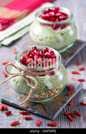 Chia Samen Matcha Pudding mit Granatapfel und Chia Samen Stockfoto