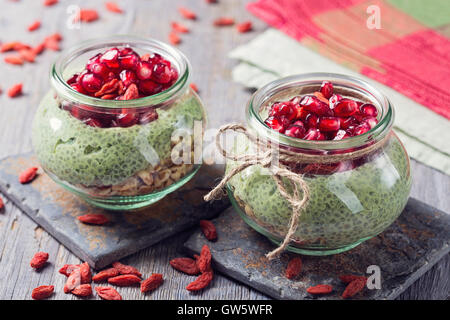 Chia Samen Matcha Pudding mit Granatapfel und Chia Samen Stockfoto