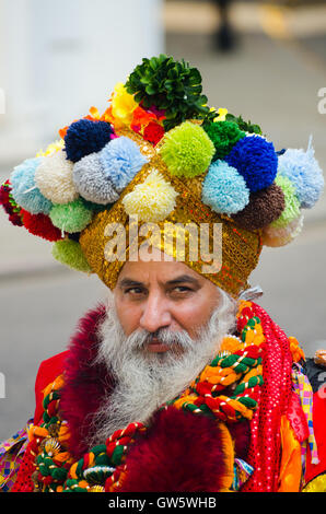 Nicht identifizierte bärtigen Performer mit dekorierten Turban und Kostüm nehmen Teil in Notting Hill Carnival. Stockfoto