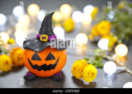 Lustige Halloween-Kürbis Mandarinen mit schwarzen Hexen Hut Stockfoto