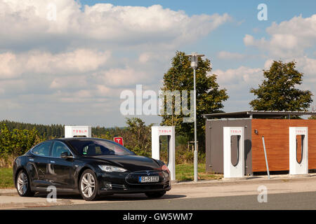 Tesla Model S in den Kompressor Stockfoto