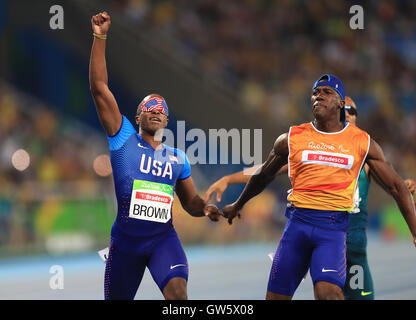 USAS David Brown gewinnt die Männer 100m - Final T11 im Olympiastadion während des vierten Tages der Rio Paralympischen Spiele 2016 in Rio De Janeiro, Brasilien. Stockfoto