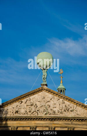 Atlas mit der Welt auf dem Dach des Palastes in Amsterdam holland Stockfoto