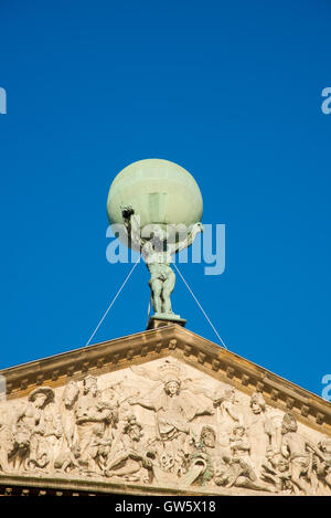 Atlas mit der Welt auf dem Dach des Palastes in Amsterdam holland Stockfoto