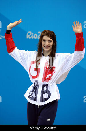 Großbritanniens Bethany Firth feiert ihre Goldmedaille nach der Frauen 200m Freistil - Final S14 am vierten Tag der Rio Paralympischen Spiele 2016 in Rio De Janeiro, Brasilien. Stockfoto