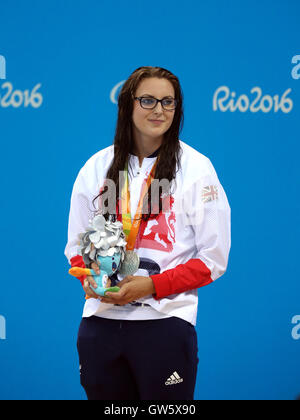 Großbritanniens Jessica Jane Applegate feiert ihre Silbermedaille nach der Frauen 200 m Freistil - Final S14 am vierten Tag der Rio Paralympischen Spiele 2016 in Rio De Janeiro, Brasilien. Stockfoto