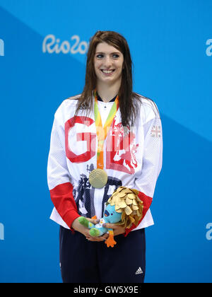 Großbritanniens Bethany Firth feiert ihre Goldmedaille nach der Frauen 200m Freistil - Final S14 am vierten Tag der Rio Paralympischen Spiele 2016 in Rio De Janeiro, Brasilien. Stockfoto