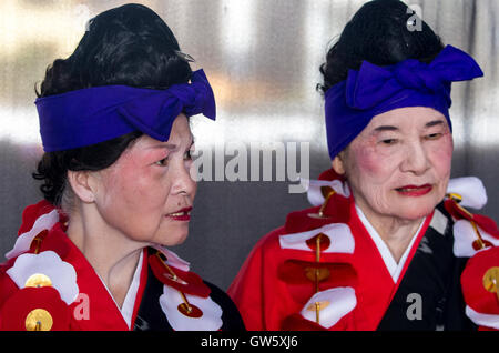 Ältere okinawans in traditioneller Tracht. Stockfoto