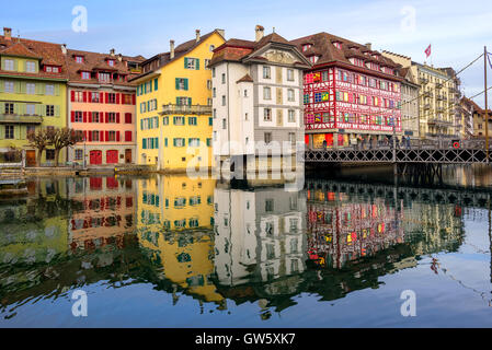Historische Gebäude, die Reflexion im Wasser, Altstadt von Luzern, Schweiz Stockfoto