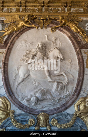 Louis XIV auf Reiten Relief in The War Room / Salon, Schloss Versailles, Château de Versailles, Île-de-France, Frankreich Stockfoto