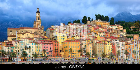 Panoramablick auf das bunte mittelalterliche Stadt Menton auf französischer Riviera, Provence, Frankreich Stockfoto