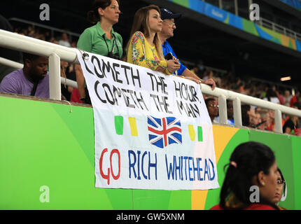 Fans zeigen ihre Unterstützung für den Briten Richard Whitehead während der Siegerehrung für die Männer 200m - Finale T42 im Olympiastadion während des vierten Tages der Rio Paralympischen Spiele 2016 in Rio De Janeiro, Brasilien. Stockfoto