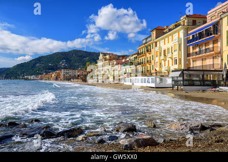 Mediterrane Strandpromenade in der traditionellen touristischen Stadt Alassio an italienischen Riviera San Remo, Ligurien, Italien Stockfoto