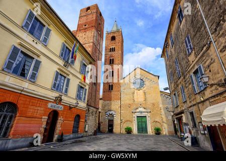 Romanische Kirche mit hohen Glockentürme im Zentrum der mittelalterlichen Stadt Albenga, Italien Stockfoto