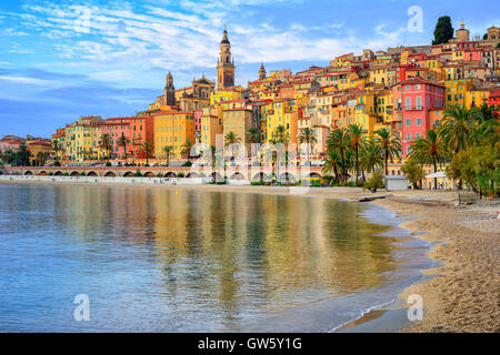 Sandstrand unter die bunte Altstadt Menton an der Côte d ' Azur, Frankreich Stockfoto