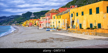 Bunte Fischerhäuser am Sandstrand an der italienischen Riviera in Varigotti, Savona, Ligurien, Italien Stockfoto