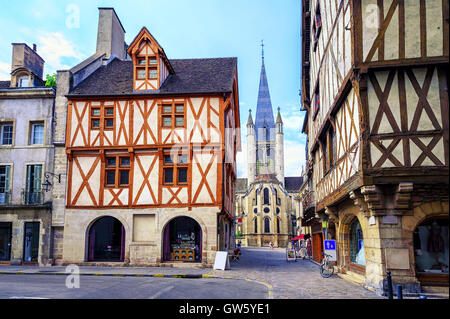 Turm der Notre-Dame de Dijon-Kirche in der alten Stadt von Dijon, Burgund, Frankreich Stockfoto