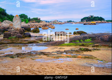 Sandstrand in einer Lagune von Munitionsdepot auf Englisch Channel rosa Granit Küste, Bretagne, Frankreich Stockfoto