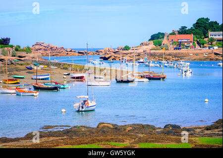 Fischerboote auf Côte de Granit Rose, Atlantik, Bretagne, Frankreich Stockfoto