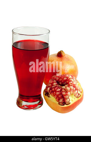 Granatapfel-Saft in ein Glas und frischen Granatapfel-Frucht. Isoliert auf weißem Hintergrund. Objekte mit Beschneidungspfade. Stockfoto
