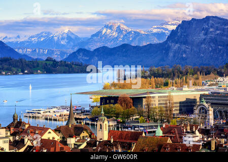 Luzerner Altstadt und Kulturzentrum, aufbauend auf dem Vierwaldstättersee mit Schnee bedeckt Alpen Berge im Hintergrund Stockfoto