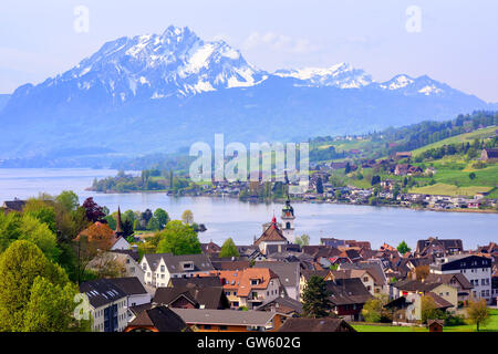 Kussnacht bin Rigi Altstadt mit Pilatus Berg und dem Vierwaldstättersee im Hintergrund, Schweiz Stockfoto