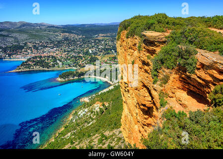 Blick von Cassis Stadt, Cap Canaille Rock und Mittelmeer Route des Kretas Bergstraße, Provence, Frankreich Stockfoto