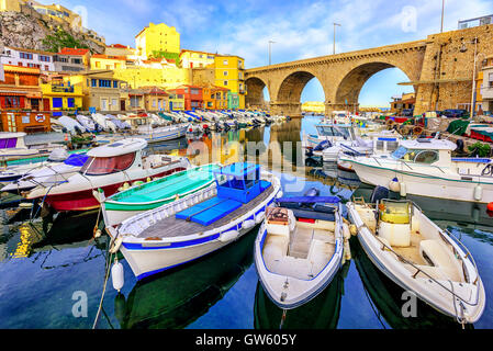 Kleiner Fischerhafen Vallon des Auffes mit traditionellen, malerischen Häusern und Booten, Marseille, Frankreich Stockfoto