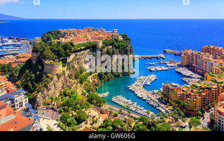 Altstadt und Prince Palace auf dem Felsen im südlichen Mittelmeer, Monaco, Frankreich Stockfoto