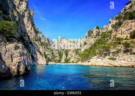 Strand und die Lagune Calanque d ' en Vau entlang der Cote de Calanques zwischen Marseille und Cassis, Provence, Frankreich Stockfoto