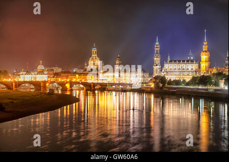 Alte Stadt von Dresden mit Schloss, Zwinger und Frauenkirche reflektiert in Fluss Elbe an der Nachtzeit, Deutschland Stockfoto