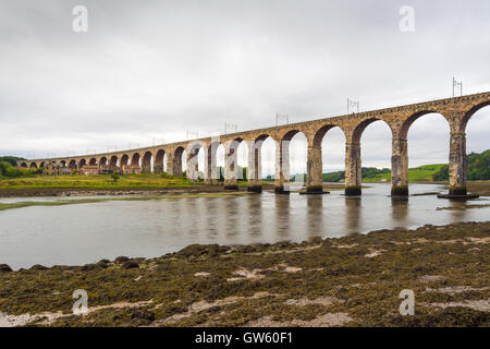 Die Grade 1 aufgeführten Royal Grenzbrücke Stein Viadukt mit der East Coast Main-Bahn Linie über dem Fluss Tweed in Berwick Stockfoto