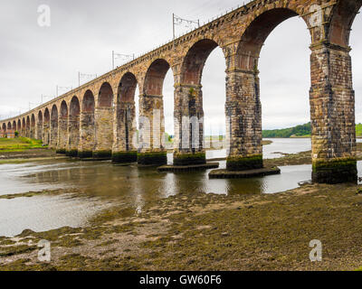 Die Grade 1 aufgeführten Royal Grenzbrücke Stein Viadukt mit der East Coast Main-Bahn Linie über dem Fluss Tweed in Berwick Stockfoto