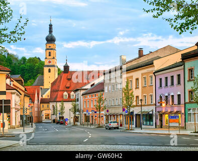 Altes gotisches Haus und Kirche in der Mitte einer deutschen Stadt, Dingolfing, Bayern, Deutschland Stockfoto