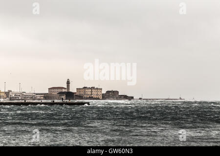 ein windiger Winternachmittag im Hafen von einer italienischen Stadt Stockfoto