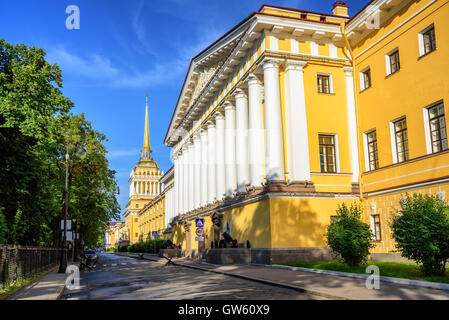 Klassizistische Admiralität Gebäude mit weißen griechischen Säulen und goldene Turmspitze ist ikonischen Blick in St Petersburg, Russland Stockfoto