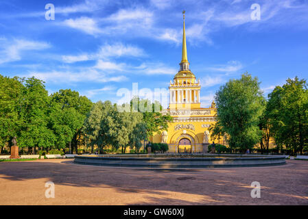 Der goldene Turm der neoklassizistischen Gebäude der Admiralität ist ikonischen Blick in St Petersburg, Russland Stockfoto