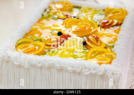 Kuchen mit Scheiben von Obst. Stockfoto