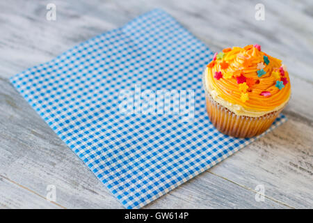 Cupcake auf blaue Serviette. Stockfoto