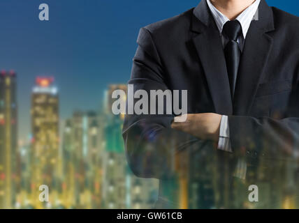 Geschäftsmann im Anzug auf Stadt-Hintergrund Stockfoto