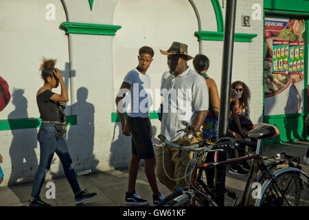 Nachtschwärmer genießen Hackney Karneval in den Straßen von Dalston. London. UK Stockfoto